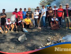 Pantai Pelataran Rambutsiwi di Penuhi Sampah, Ketua Dewan Bersama Masyarakat Lakukan Bersih Sampah di Pesisir