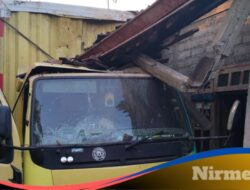 Truck Box Seruduk Rumah dan Dua Motor di Jembrana, Penghuni Rumah Alami Luka Lecet