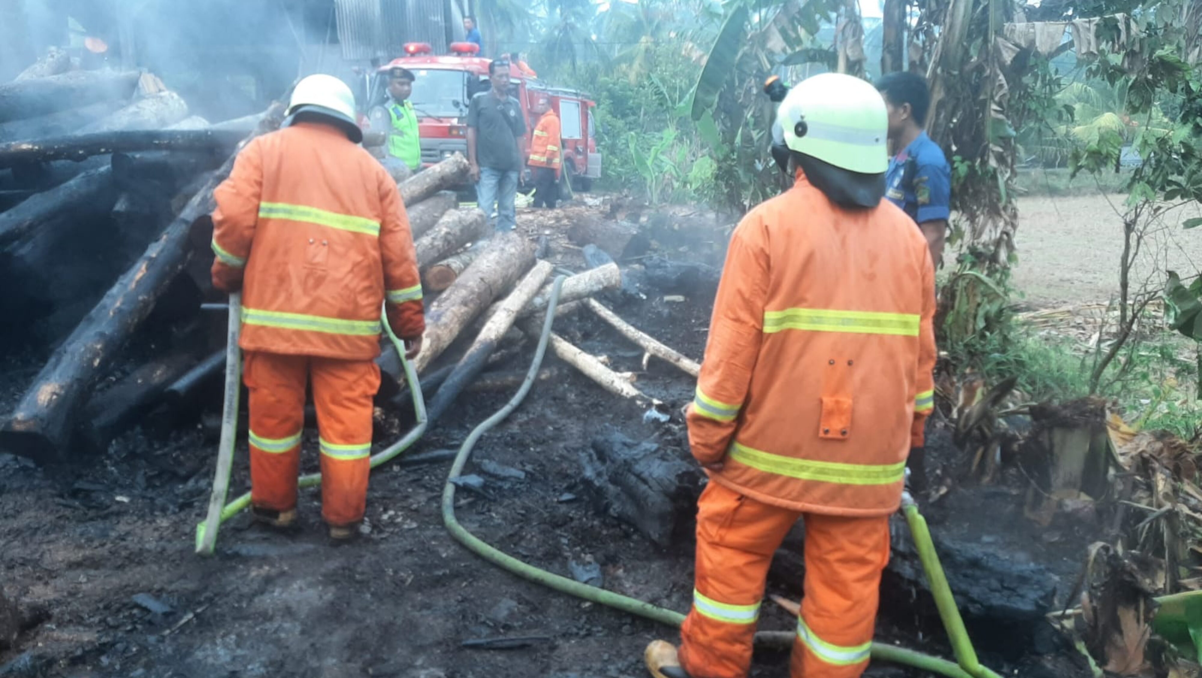 Ragara Bakar Daun Pisang Kering, Gudang Kayu Glondongan Jadi Abu