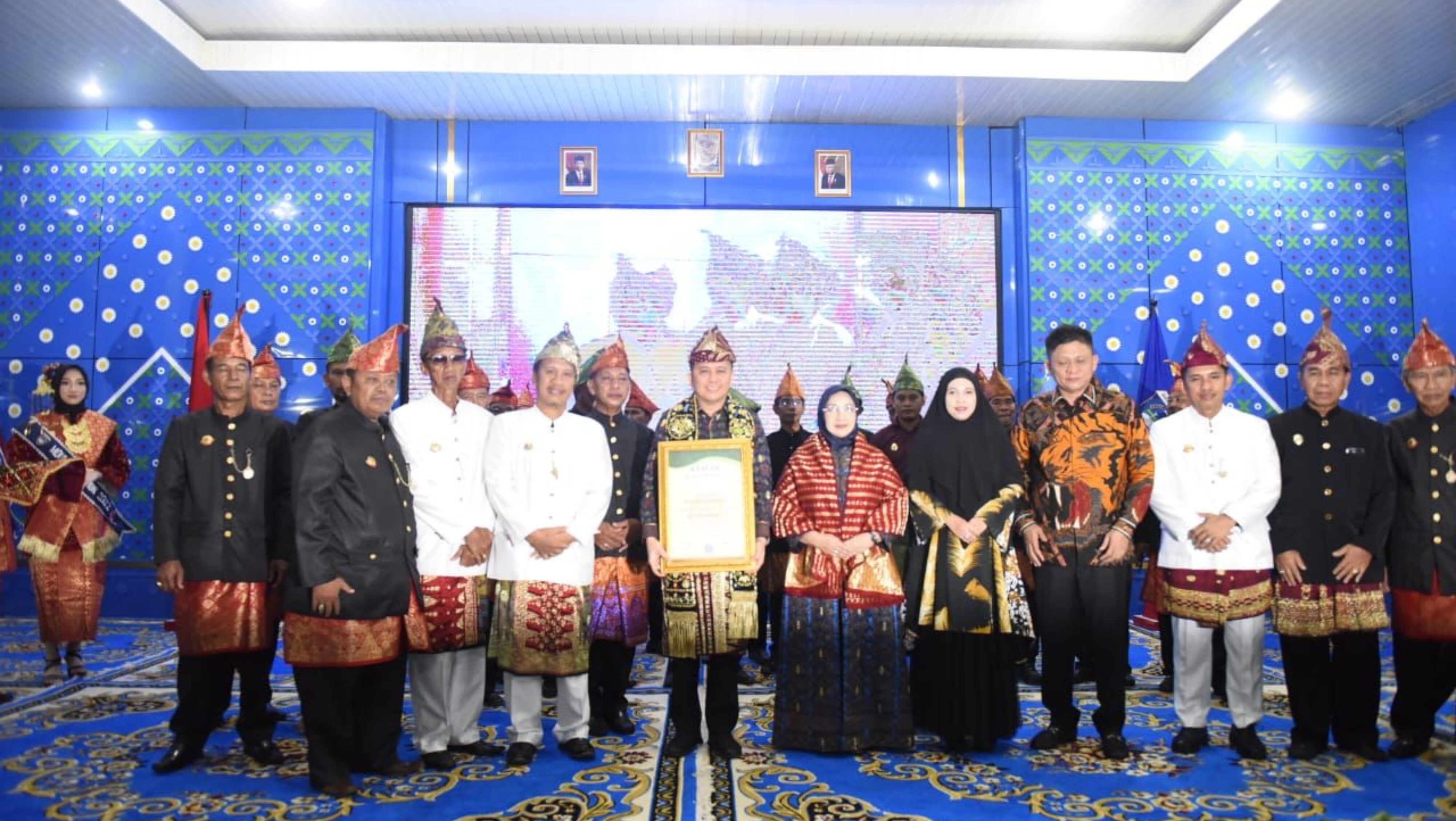 Pj Gubernur Agus Fatoni dan Pj Ketua TP PKK Sumsel Tyas A. Fatoni Diberi Gelar Adat oleh Kabupaten OKU Timur