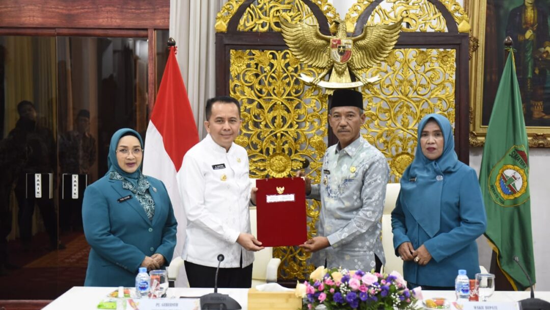Pj Gubernur Agus Fatoni Serahkan Surat Tugas Plt Bupati OKI kepada Dja’far Shodiq