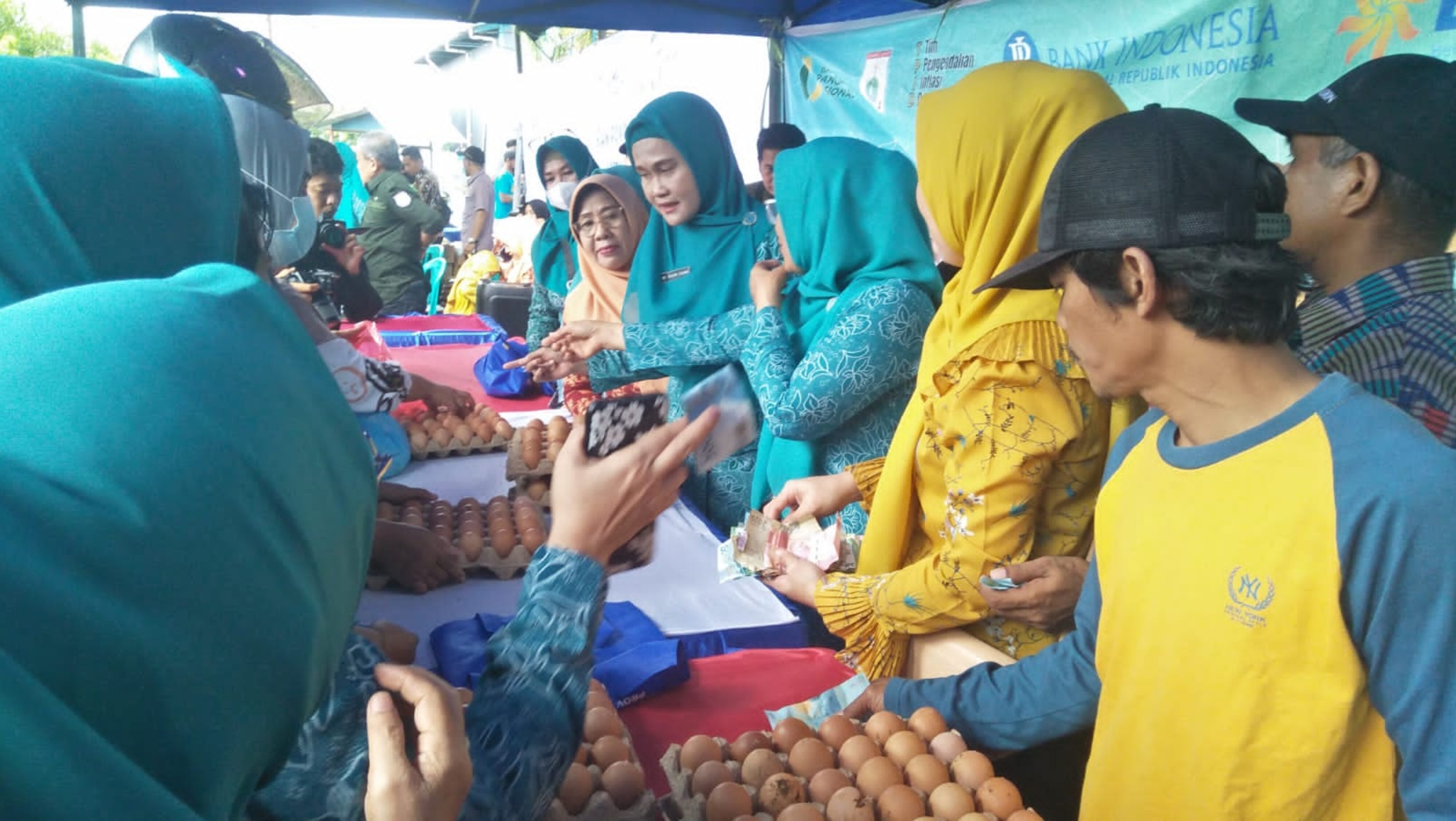 Laksanakan Arahan Presiden Jokowi dan Mendagri Tito, Pemprov Sulbar Lebih Intensif Lakukan Pasar Murah Untuk Kendalikan Inflasi