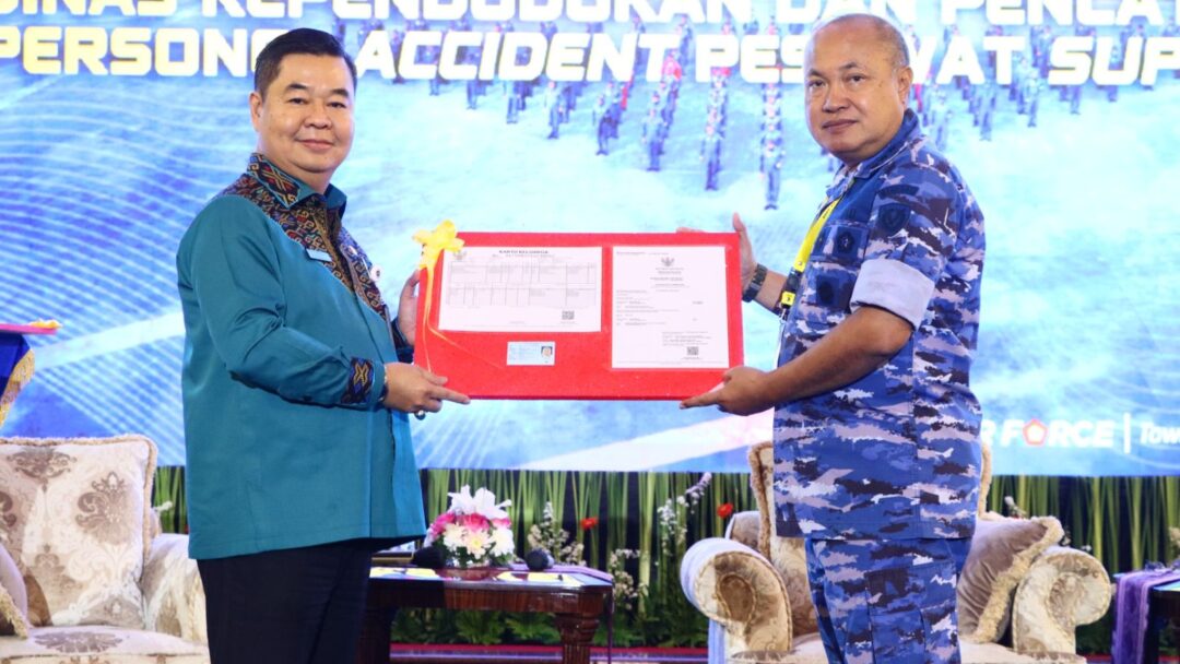 Dukcapil Serahkan Dokumen Kependudukan Kepada Ahli Waris Korban Kecelakaan Pesawat Tempur TNI AU