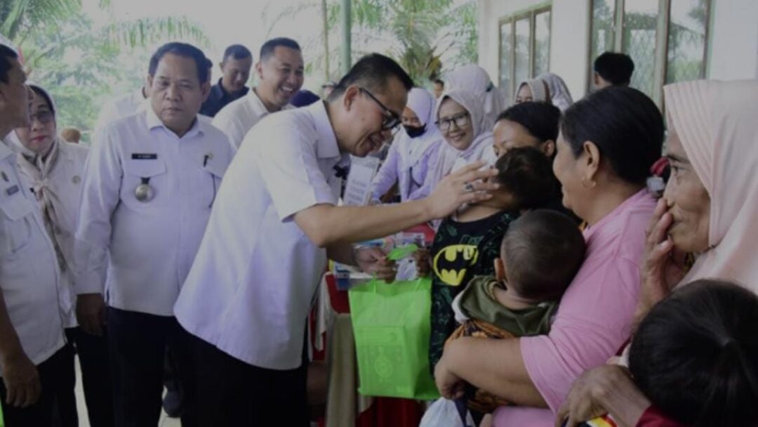 Pj. Bupati Banyuasin Tinjau Pasar Murah di Betung, Warga: Terimakasih Bapak Hani Syopiar Rustam