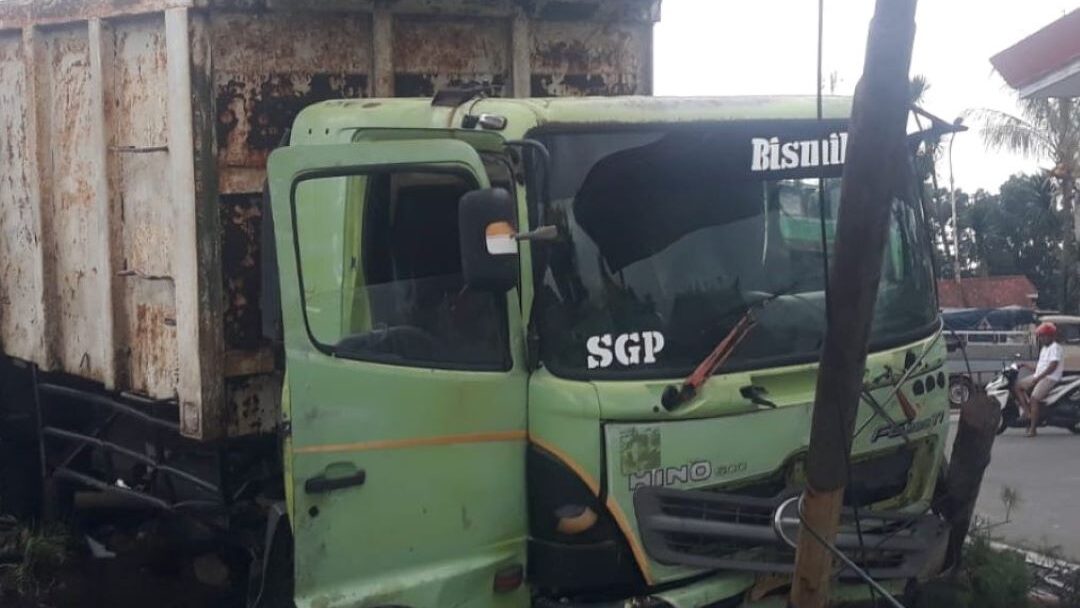 Terjadi Kecelakaan Tunggal Yang Disebabkan Rem Truk Tak Berfungsi, Truk Dump Menabrak Taman SPBU Ungaran