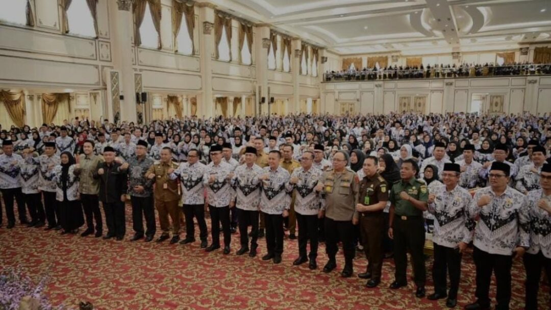 Pj Bupati Banyuasin Terima Penghargaan Peduli Pendidikan dan Kesejahteraan Guru