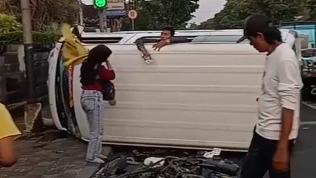 Terobos Lampu Merah, Minibus Tabrak Siswa di Jembrana