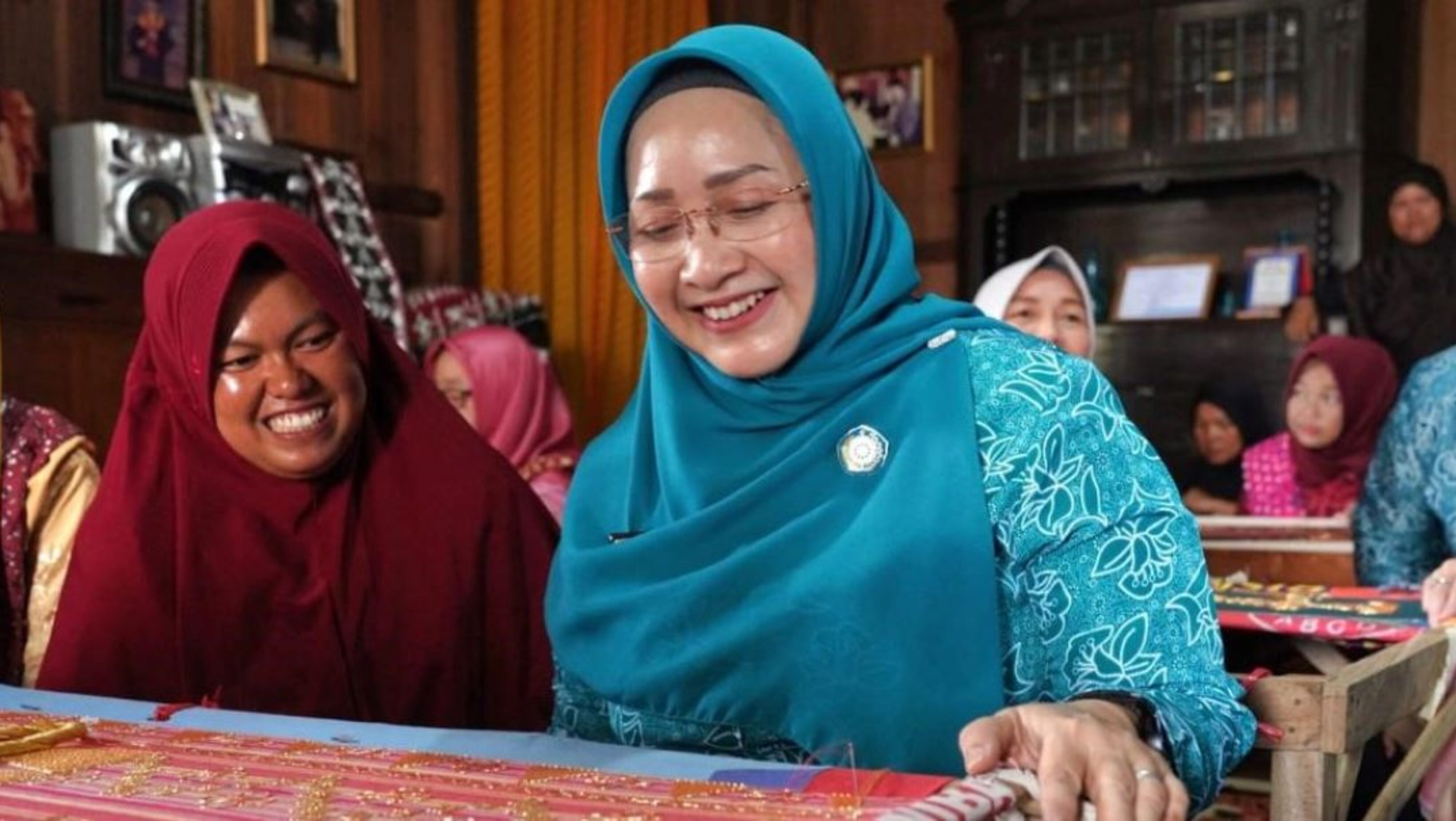 Pj Ketua TP PKK Sumsel Tyas Fatoni Kunjungi Pusat Kerajinan Sulam Benang Emas Ranau di Desa Jepara