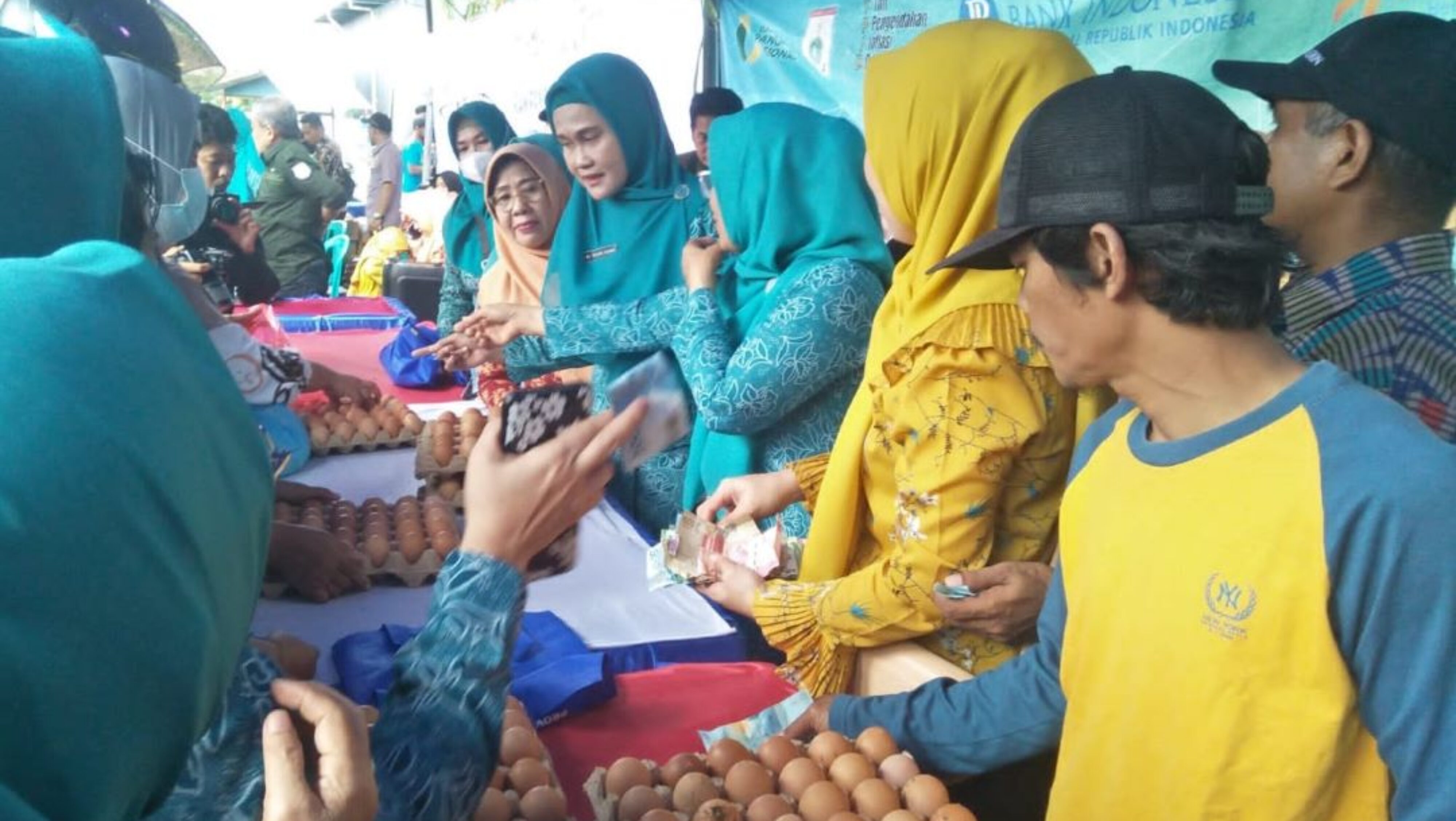 Laksanakan Arahan Presiden Jokowi dan Mendagri Tito, Pemprov Sulbar Lebih Intensif Lakukan Pasar Murah Untuk Kendalikan Inflasi