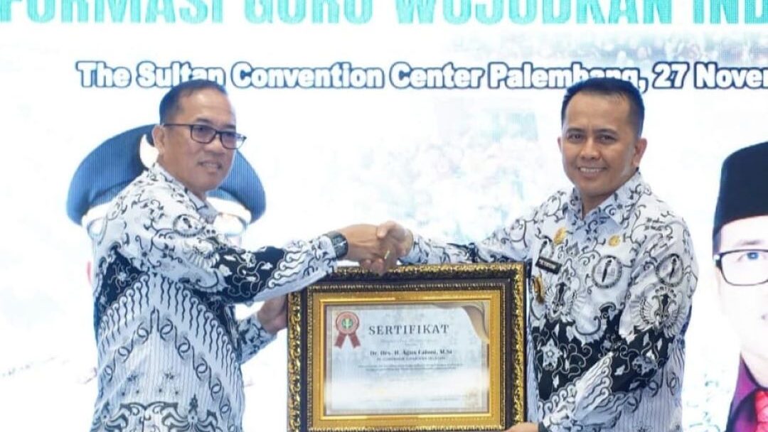 Dinilai Berkomitmen Kuat Kembangkan Profesi Guru, Pj Gubernur Agus Fatoni Diberi Penghargaan Oleh PGRI Sumsel
