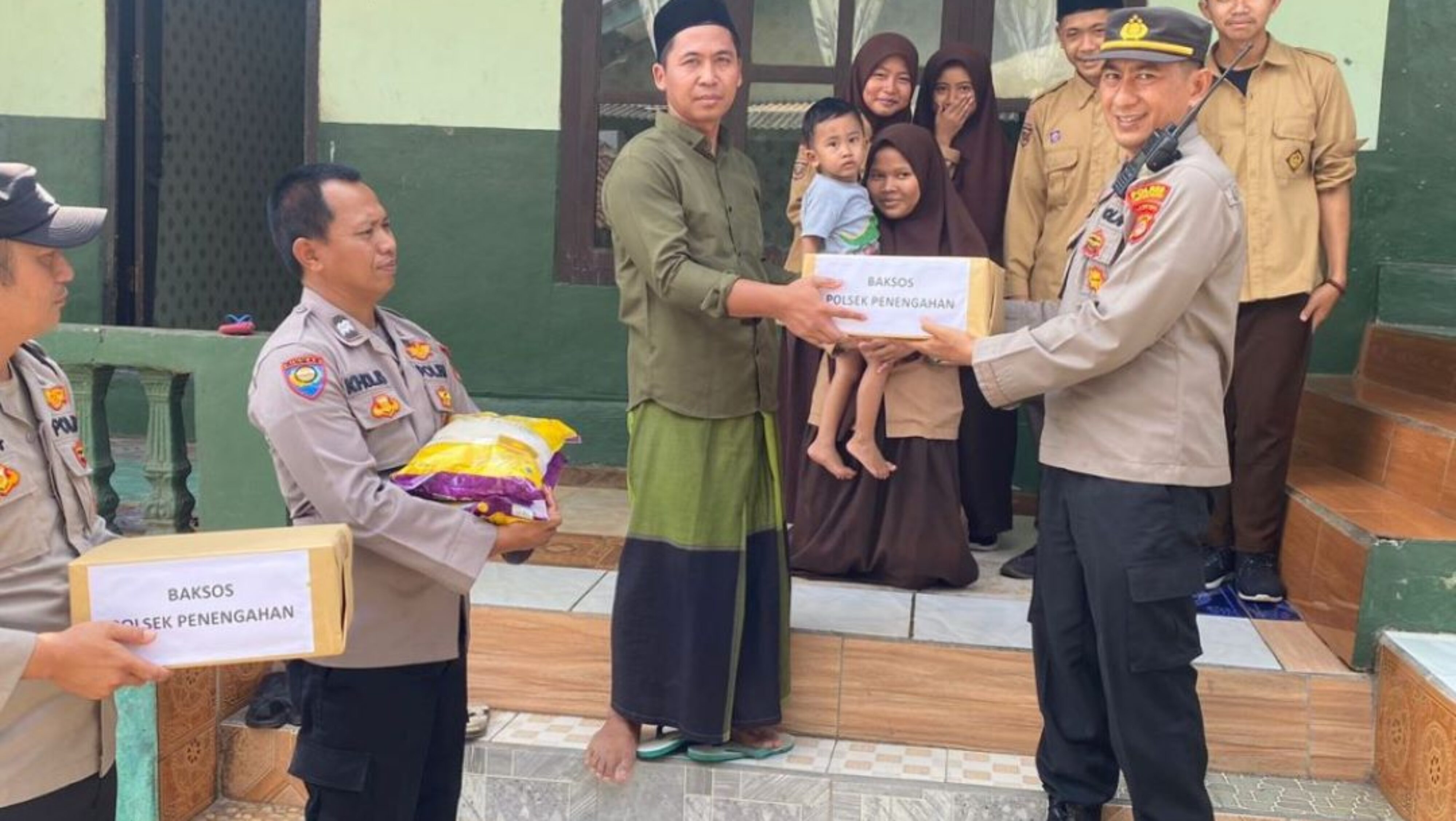 Polsek Penengahan Membagikan Bingkisan Sembako dan Pendampingan Sweeping ODGJ