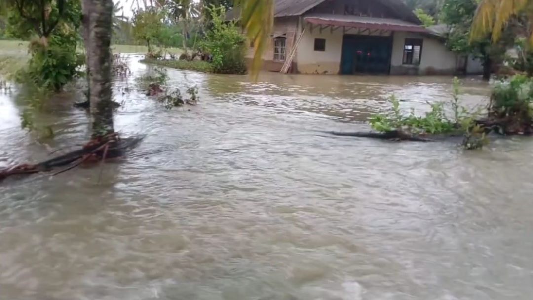 Kapolsek Semaka Terangkan Kronologi dan Kerugiannya : Terjadi Banjir Bandang Di Kabupaten Tanggamus Yang Mengakibatkan Putusnya Jembatan Tugu Papak