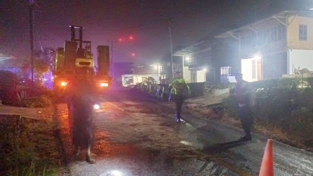 Tim Patroli Polres Lampung Respon Cepat Bantu Insiden Tumpahan Oli Dijalan