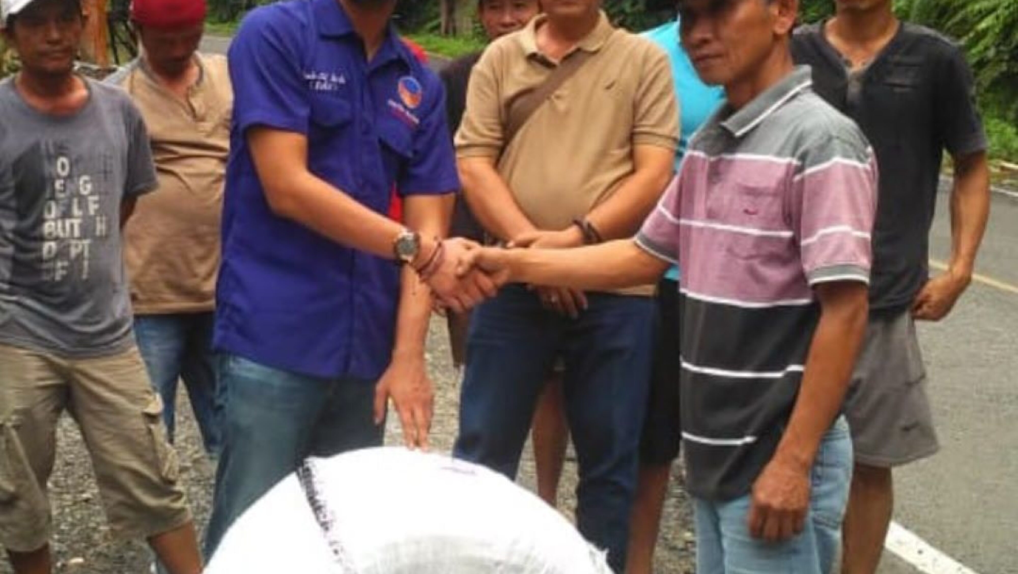Calon Wakil Rakyat Muhamad Emir Lil Ardi, S.H Dari Partai Nasdem Memberi Bantuan Kabel Listri Kepada Masyarakat Labuhan Mandi
