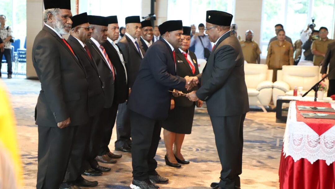 Wamendagri Lantik 8 Anggota MRP Provinsi Papua Masa Jabatan 2023-2028