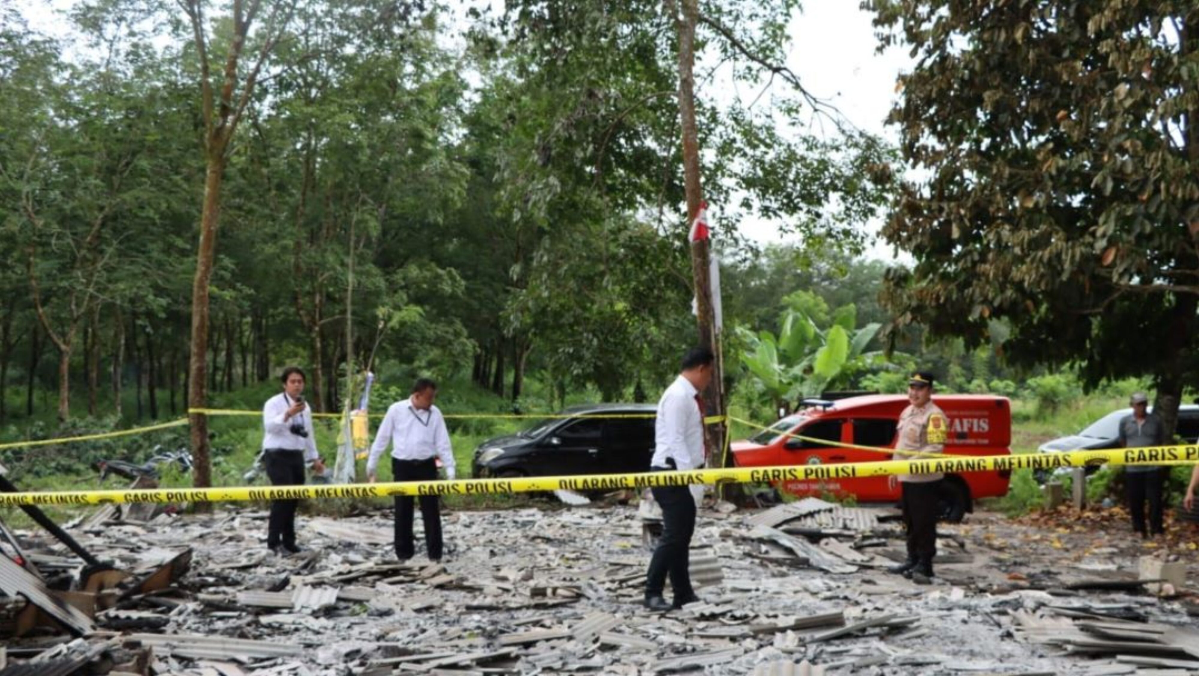 Insiden Kebakaran Posko Adat, Kasat Reskrim Polres Tanggamus Indah lakukan Identifikasi di Area Titik Kebakaran