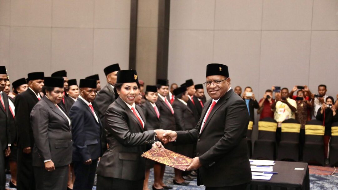 Wamendagri Lantik 33 Anggota MRP Provinsi Papua Barat Daya Masa Jabatan 2023-2028