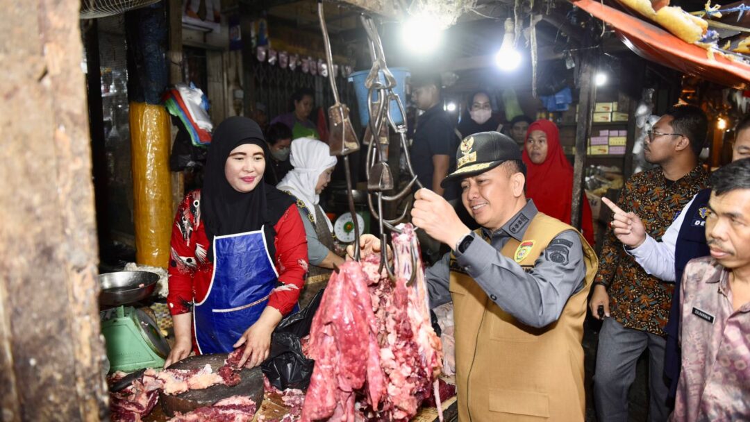 Pastikan Stok Dan Harga Bahan Pokok, Pj Gubernur Sumsel Agus Fatoni Lakukan Sidak Pasar