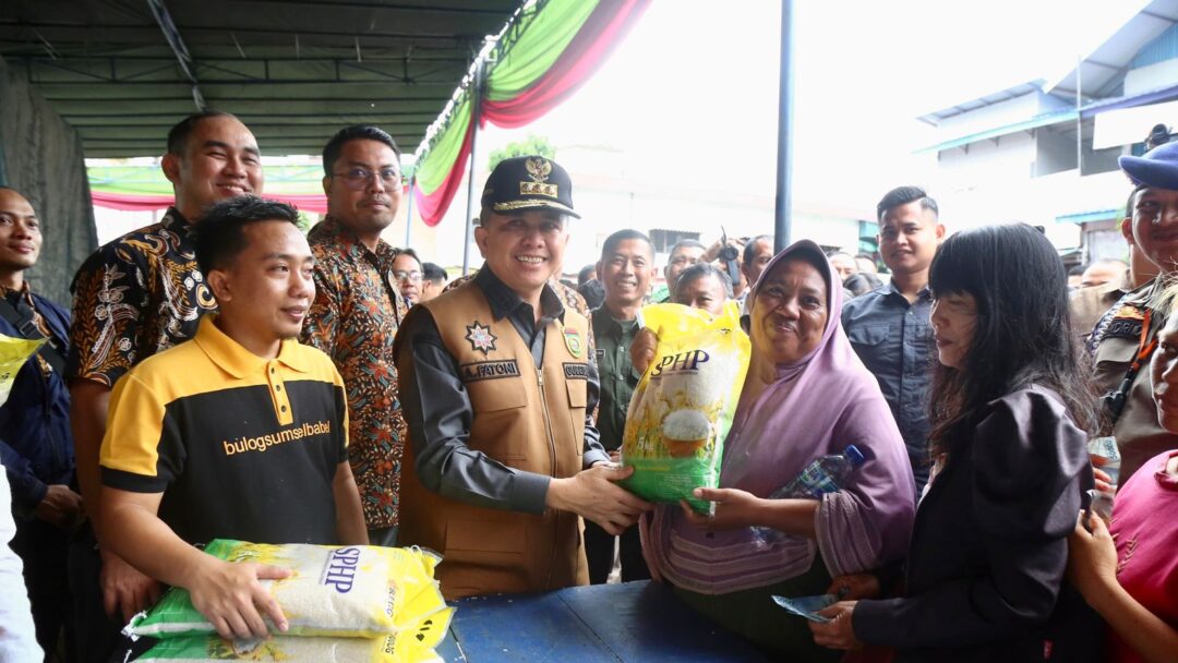 Akhir Tahun, Atasi Inflasi, Pj Gubernur Sumsel Agus Fatoni Bagikan Cabe Merah Dan Bawang Gratis