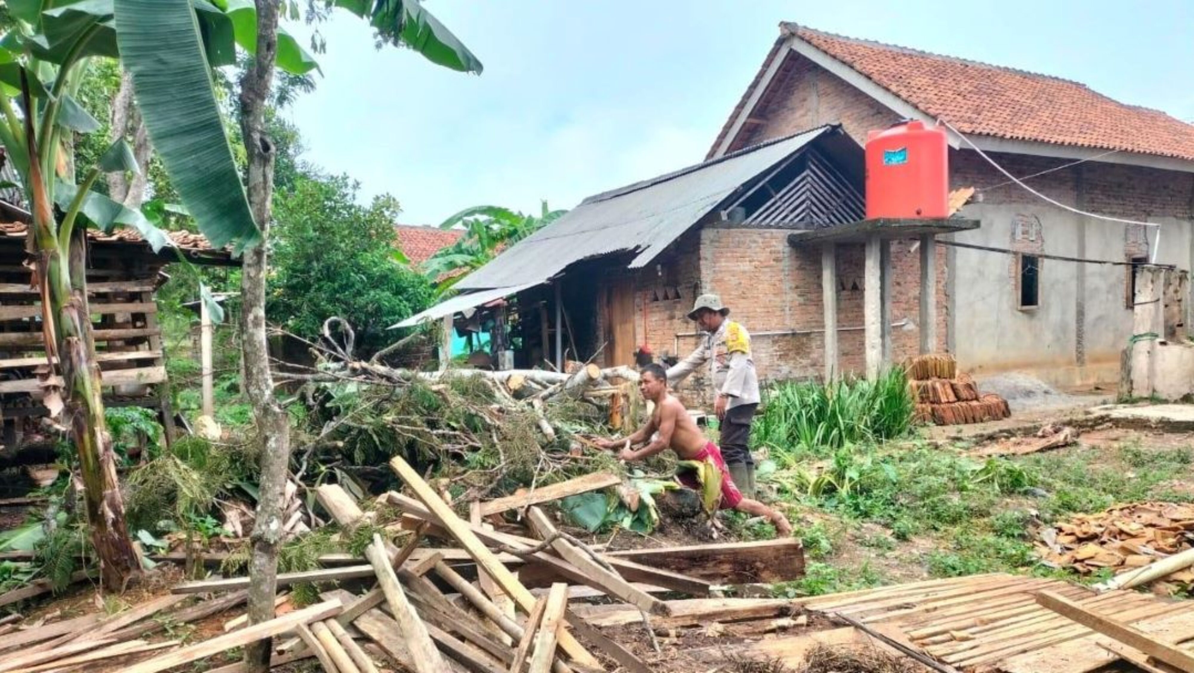Polsek Blambangan Kunjungi Rumah Warga Yang Terkena Dampak Musibah Angin Puting Beliung