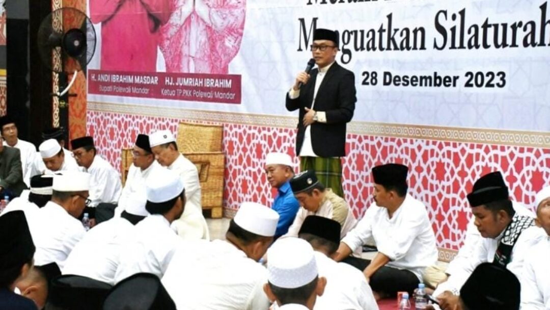 Pintu Silaturahmi dan Perkuat Kerukunan, PJ Gubernur Sulbar Zudan Hadiri Zikir Bersama dan Tablikh Akbar di Polman
