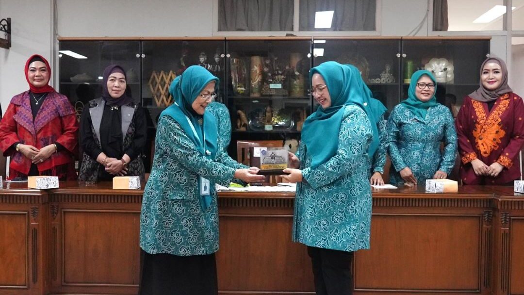 Pj Ketua TP PKK Sumsel Tyas Fatoni Tinjau Gerakan Keluarga Indonesia dan Posyandu di Jawa Barat