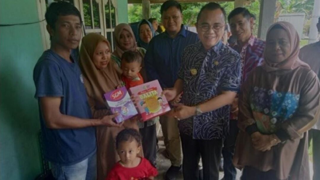 Pj Bupati Banyuasin Serahkan Bantuan Langsung ke Keluarga Beresiko Stunting