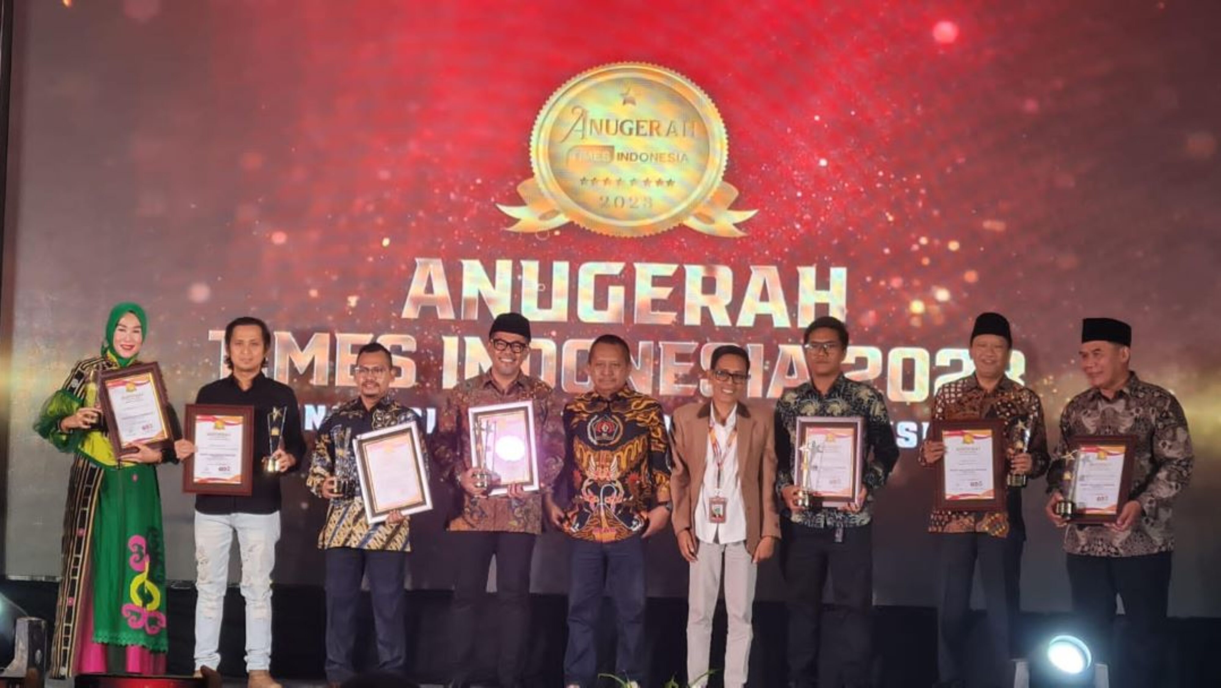 Penyerahan Penghargaan Motivator Terbaik Indonesia Versi Times Indonesia Kepada Putra Loloan Barat Jembrana 