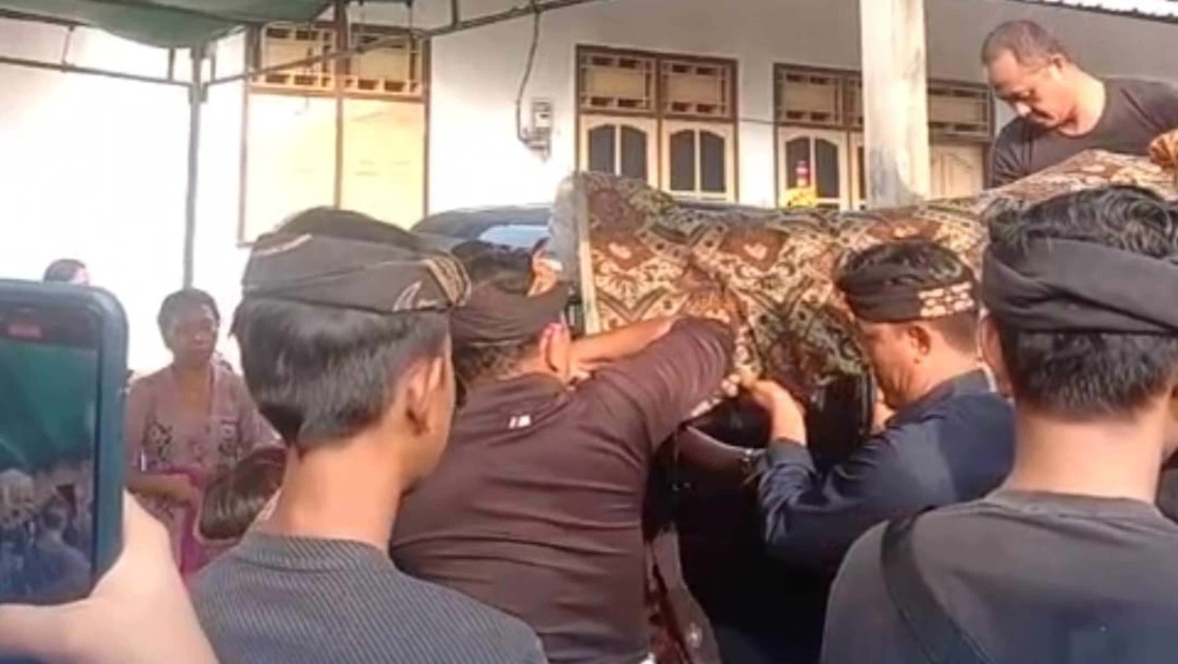 Astaga!.. Krama Dilarang Ngaben di Setra Adat