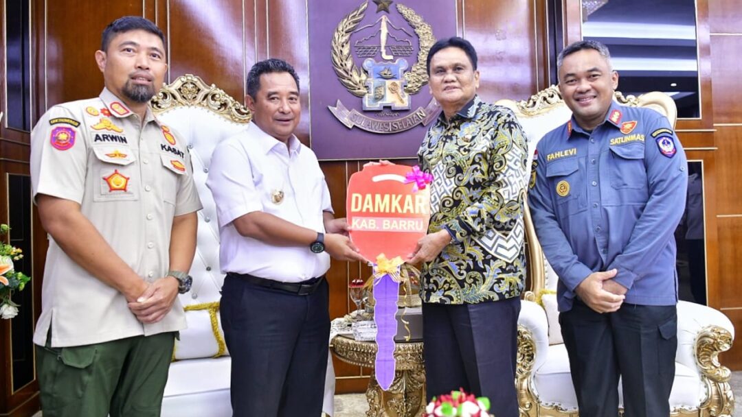 Pj. Gubernur Sulsel, Serahkan Unit Armada Damkar Kepada Pemkab Baru