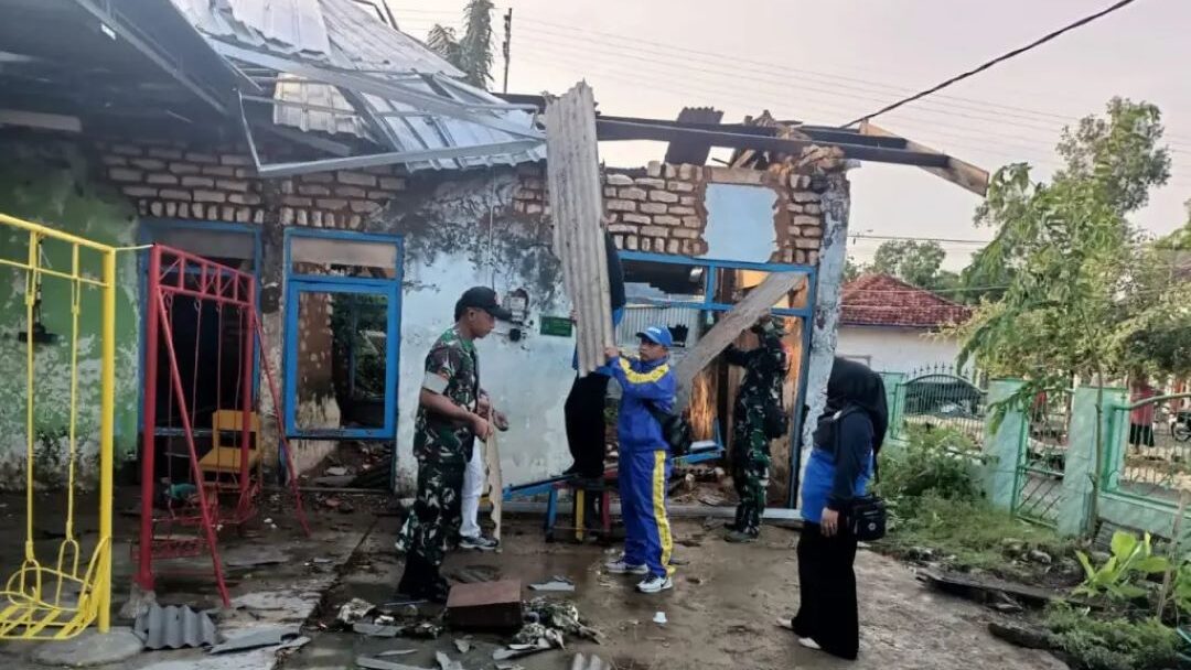 Terkena Musibah Angin Puting Beliung, Rumah Warga Sumenep Banyak Mengalami Kerusakan