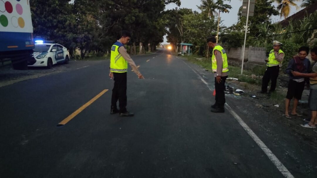 Truk Isuzu dan Tronton Box Tabrakan di Jembrana, Satu Orang Tewas