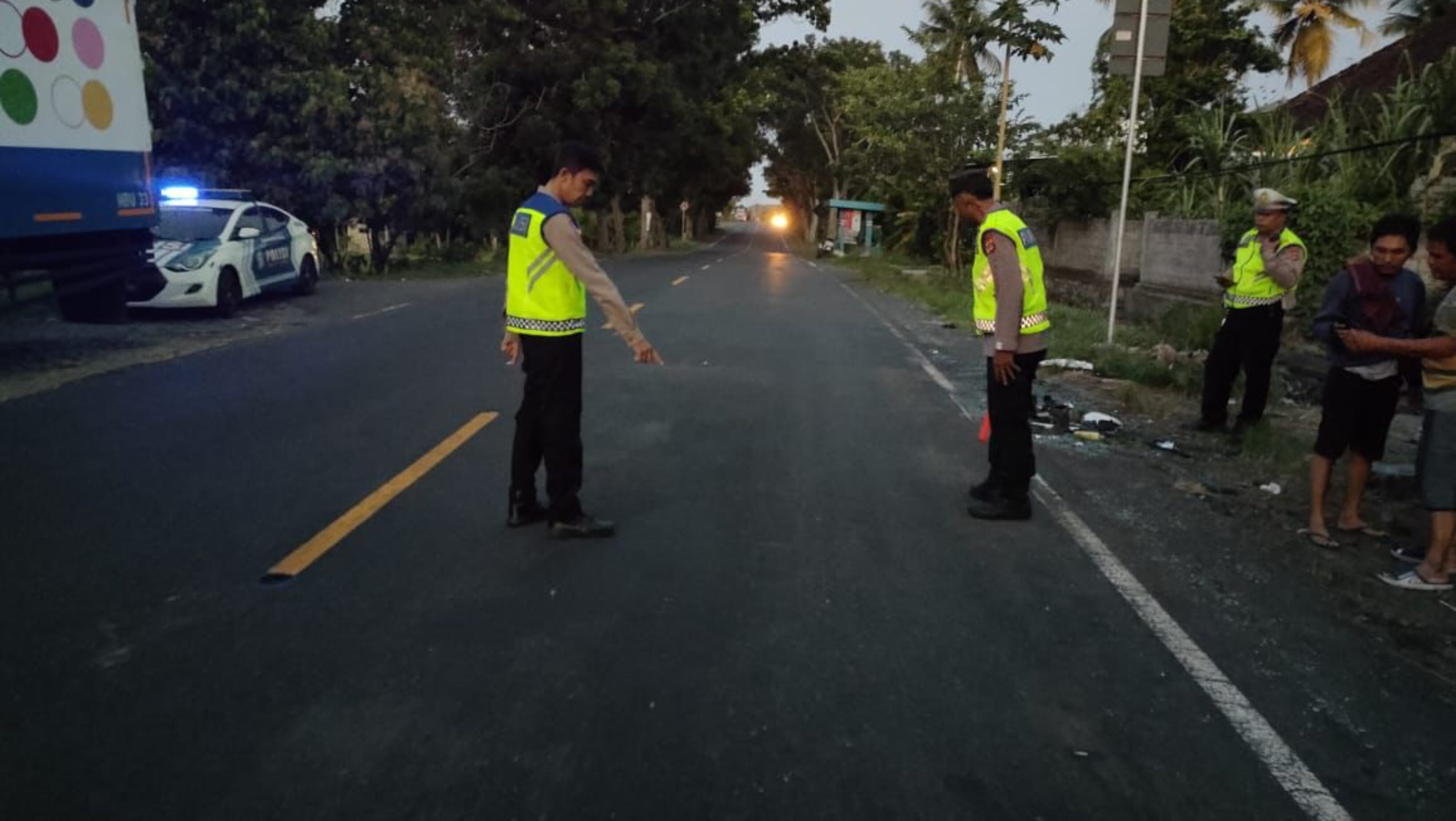 Truk Isuzu dan Tronton Box Tabrakan di Jembrana, Satu Orang Tewas