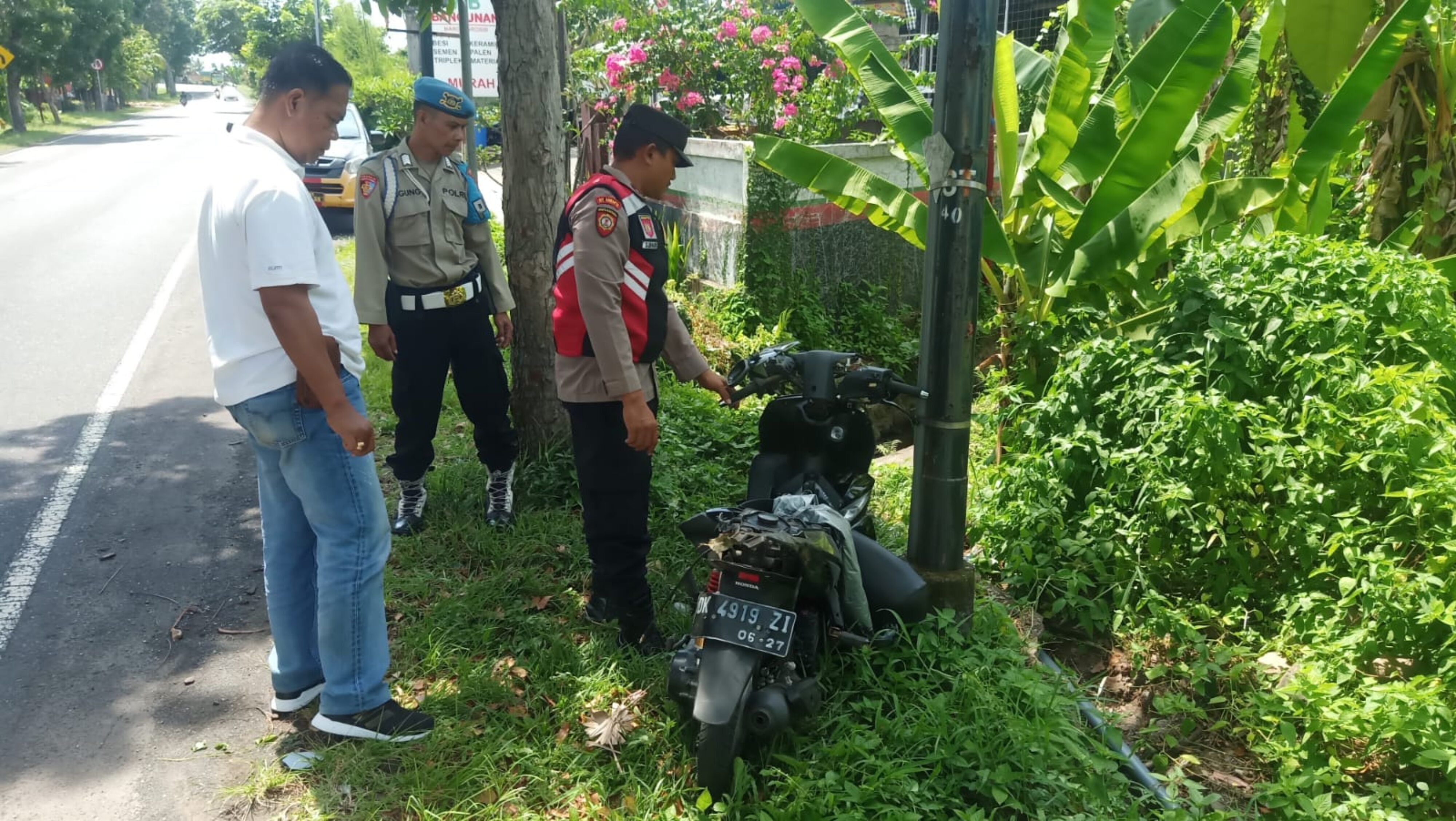 Mengantuk, Pemotor Tabrak Tiang Listrik Hingga Patah Tangan