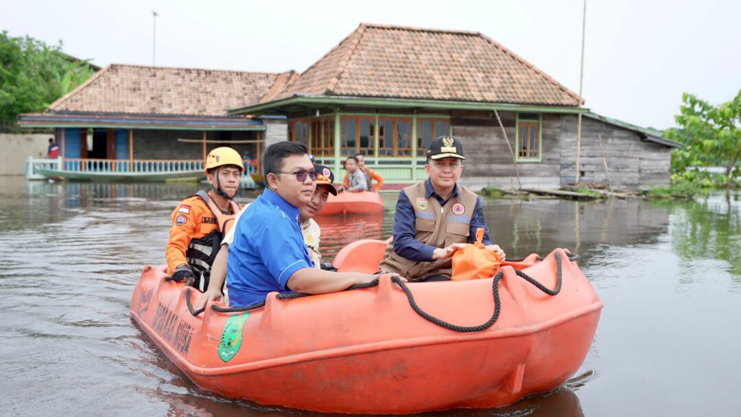 Tinjau Lokasi Banjir di Kabupaten Muba, Pj Gubernur Agus Fatoni Antar Langsung Bantuan ke Rumah Warga Gunakan Perahu Karet