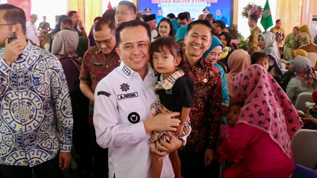 Pj Gubernur Agus Fatoni bersama Pj Walikota Palembang Kompak Bagikan Bansos untuk Anak Stunting