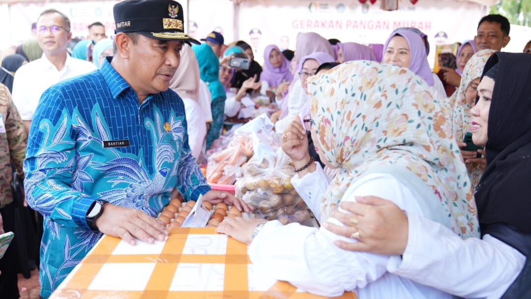 Pj Gubernur Sulsel Salurkan Bantuan Pangan Pemerintah Pusat untuk Warga Miskin di Takalar