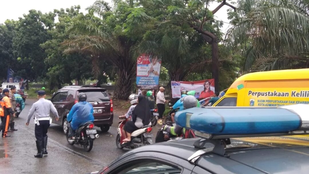 Penertiban Alat Peraga Kampanye di Cengkareng, Sebanyak 204 APK Ditertibkan