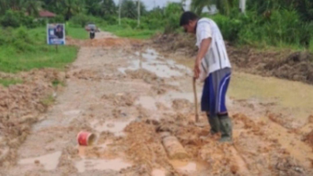 Akses Jalan Perumahan Warga Rusak Parah Akibat di Guyur Hujan