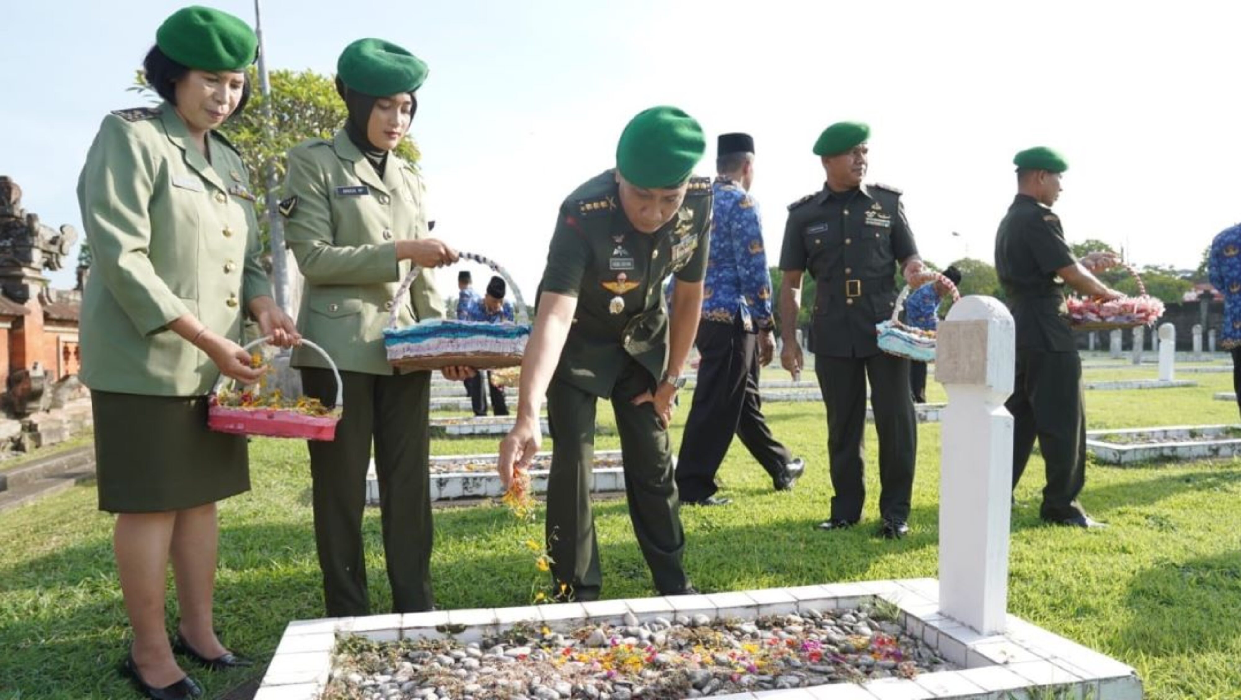 Hormati Jasa Para Pahlawan, Kapendam IX/Udayana Pimpin Ziarah Rombongan Dalam Rangka HUT Penerangan TNI AD
