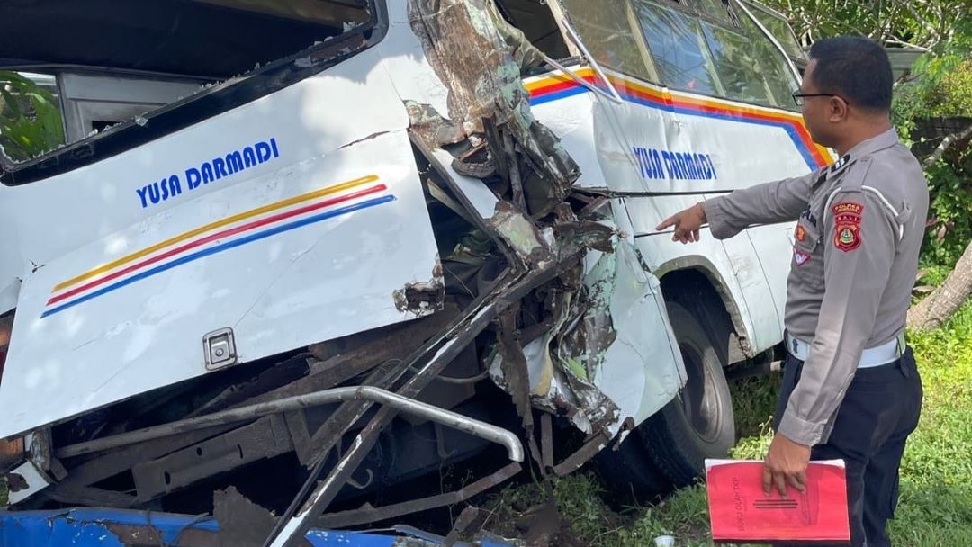 Truk dan Bus Tabrakan di Jembrana, Satu Orang Luka