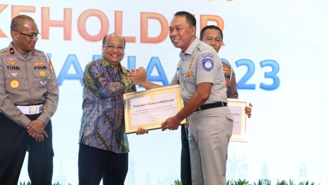 Pelaksana Harian Dirjen Bina Keuda Maurits Terima Penghargaan Dari Jasa Raharja