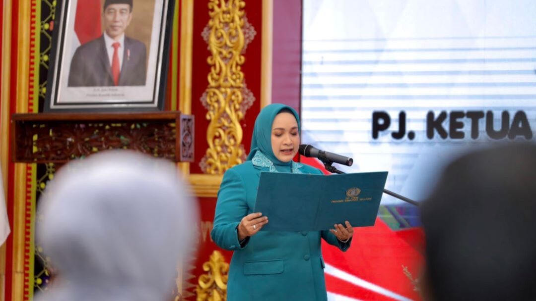Pj Ketua TP PKK Sumatera Selatan Tyas Fatoni Lantik Sukmawati Asmar Wijaya Sebagai Pj Ketua TP PKK Kabupaten OKI