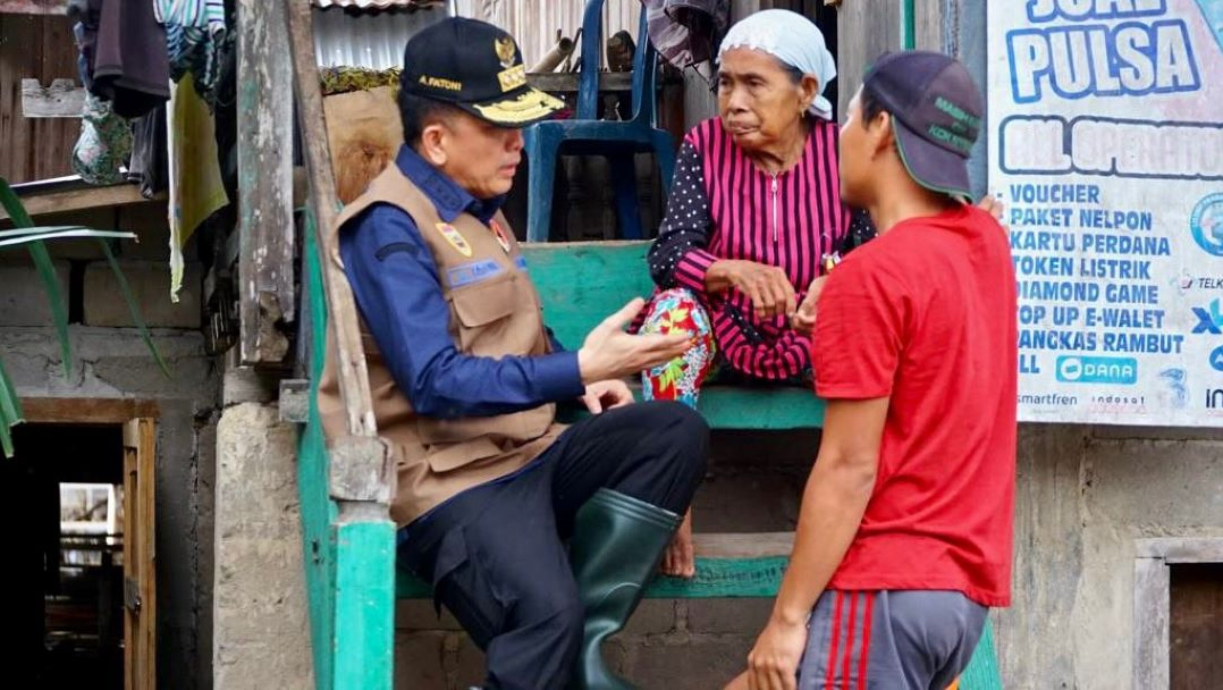 Pj Gubernur Agus Fatoni Tinjau Lokasi Banjir di Muara Enim, Salurkan Bantuan Untuk Warga Terdampak