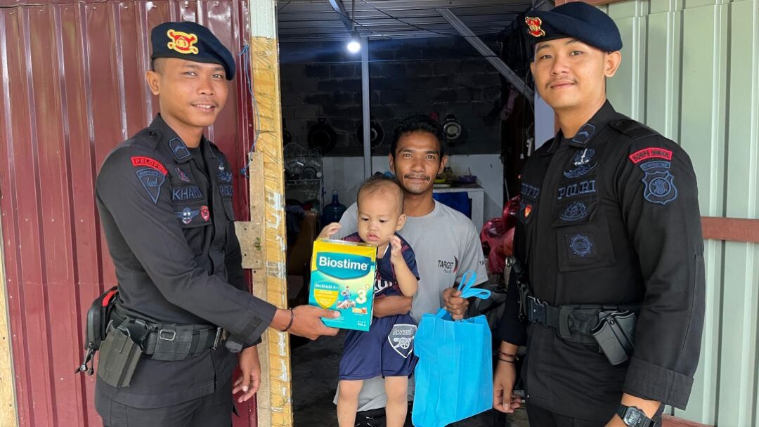 Brimob Kalimantan Timur Beri Paket Susu Formula Kepada Anak Berpotensi Stunting