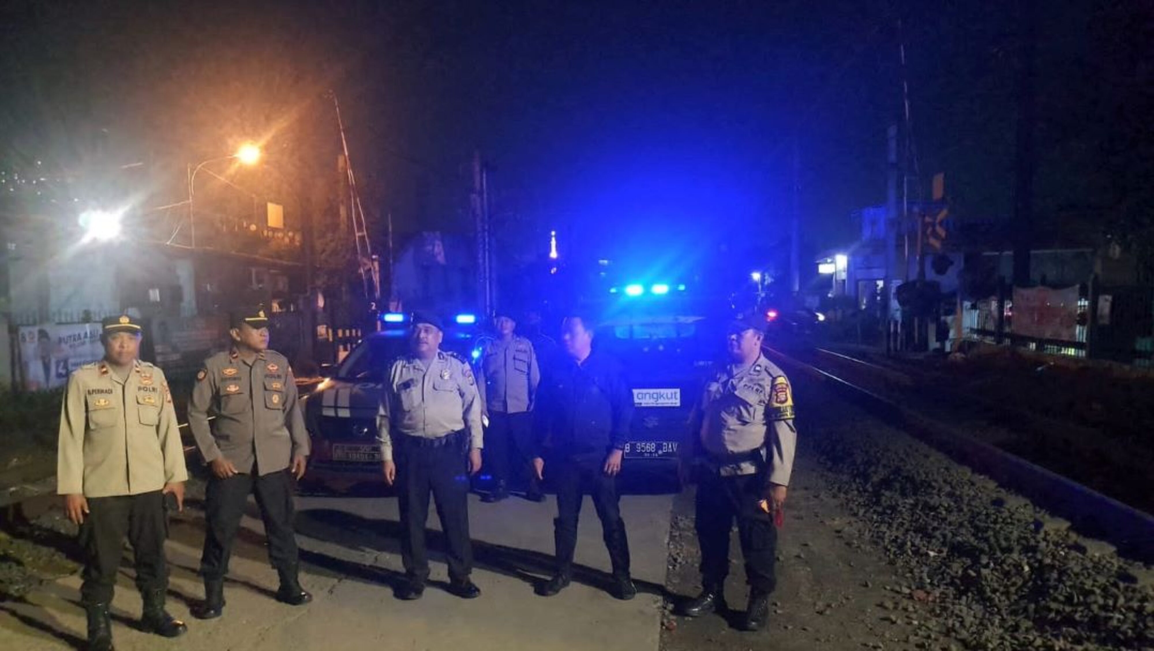 Cegah Tawuran, Polsek Tambora Bersinergi Dengan Polsek Tanjung Duren dan Gambir Gelar Patroli Stasioner di Sekitar Banjir Kanal Barat