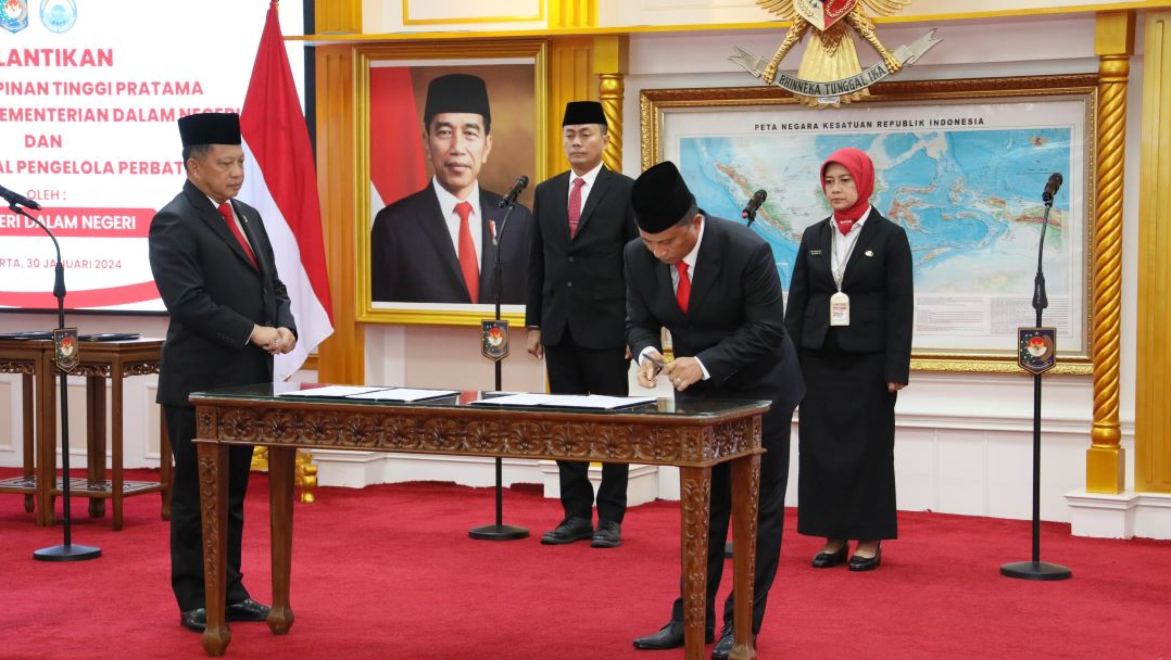 Lantik 3 Pejabat Pimpinan Tinggi Pratama, Mendagri Tekankan Berbagai Isu Penting