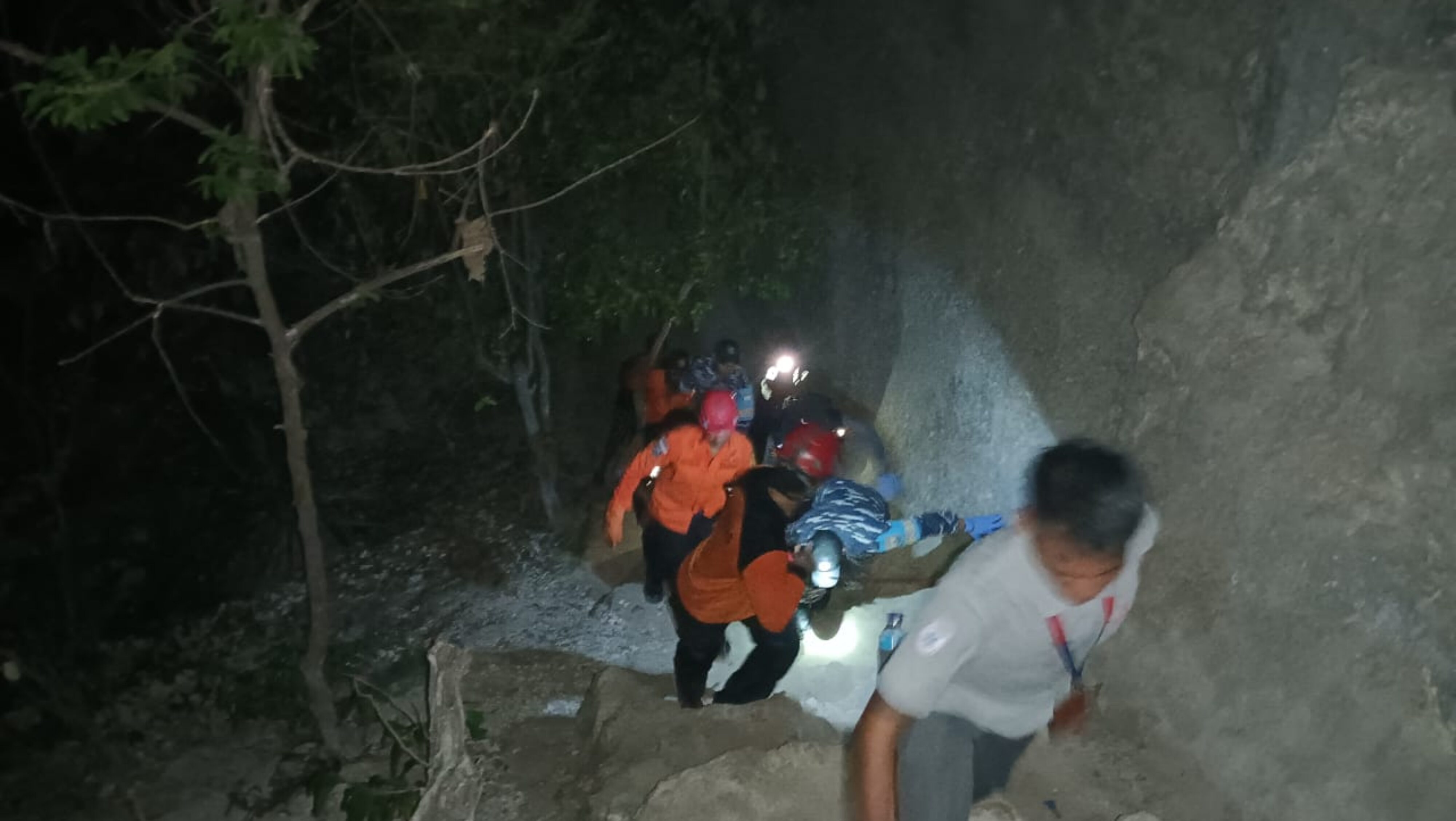 Naas..! Buruh Bangunan Terjatuh dari Tebing Diamond Beach