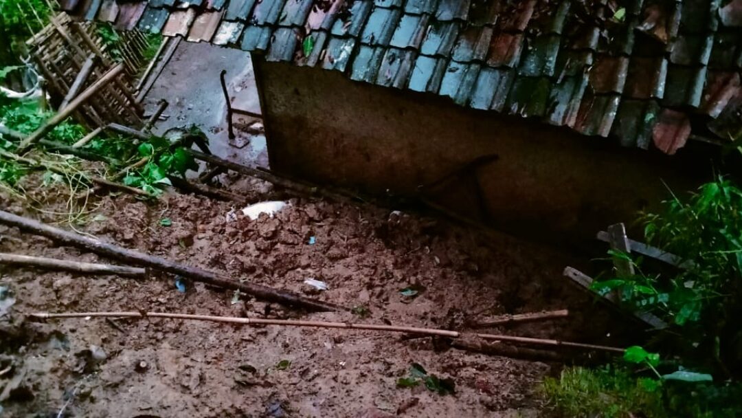 Tanah Longsor Nyaris Timbun Rumah Warga di Kabupaten Garut