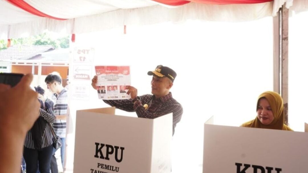Pj.Gubernur Sulbar Zudan Nyoblos di TPS 17 Simboro-Mamuju